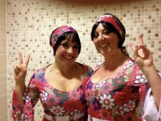 'Kelly and Sam show off their Flower Power'